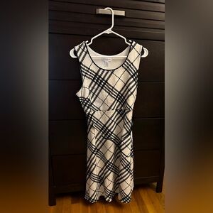 NWOT - Women’s Motherhood Maternity dress with belt size L color: black & white